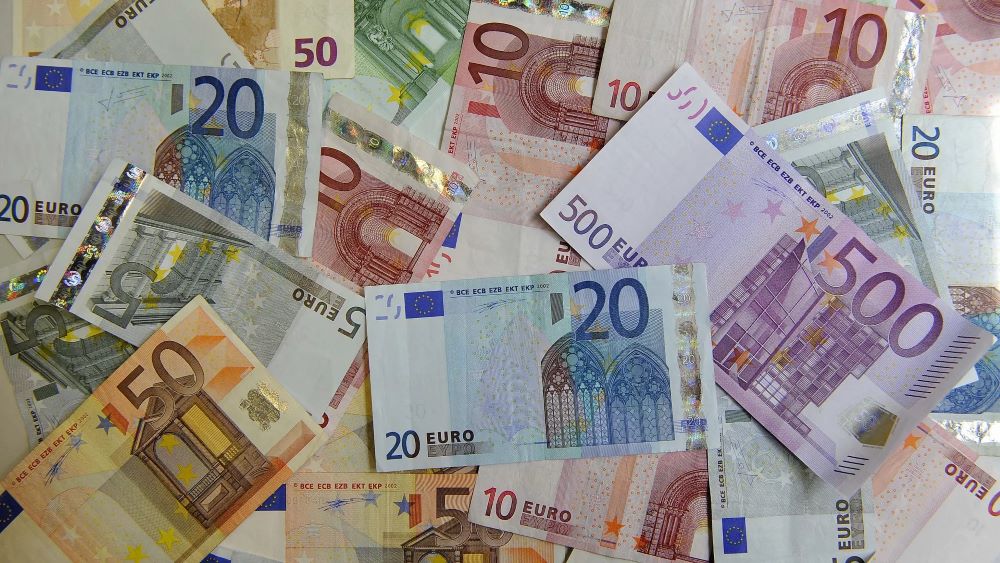 Euro e nis javën në rënie, bie për herë të parë poshtë 97 lekëve